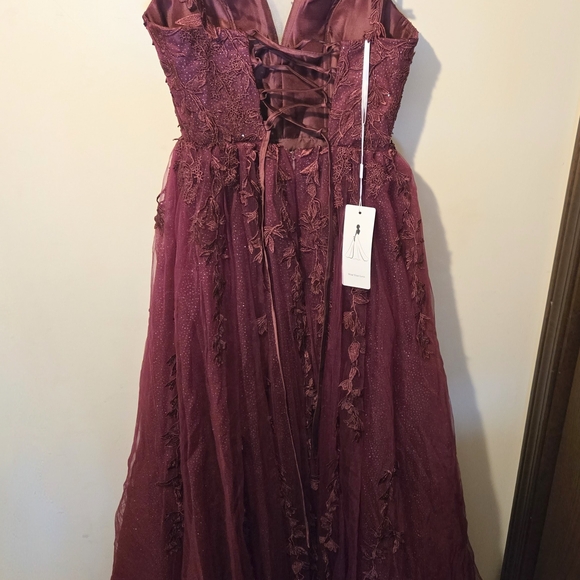 Elegant Burgundy Lace Dress - Picture 6 of 12